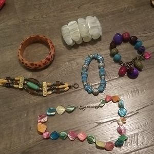 Costume jewelry. 5 bracelets. 1 necklace.